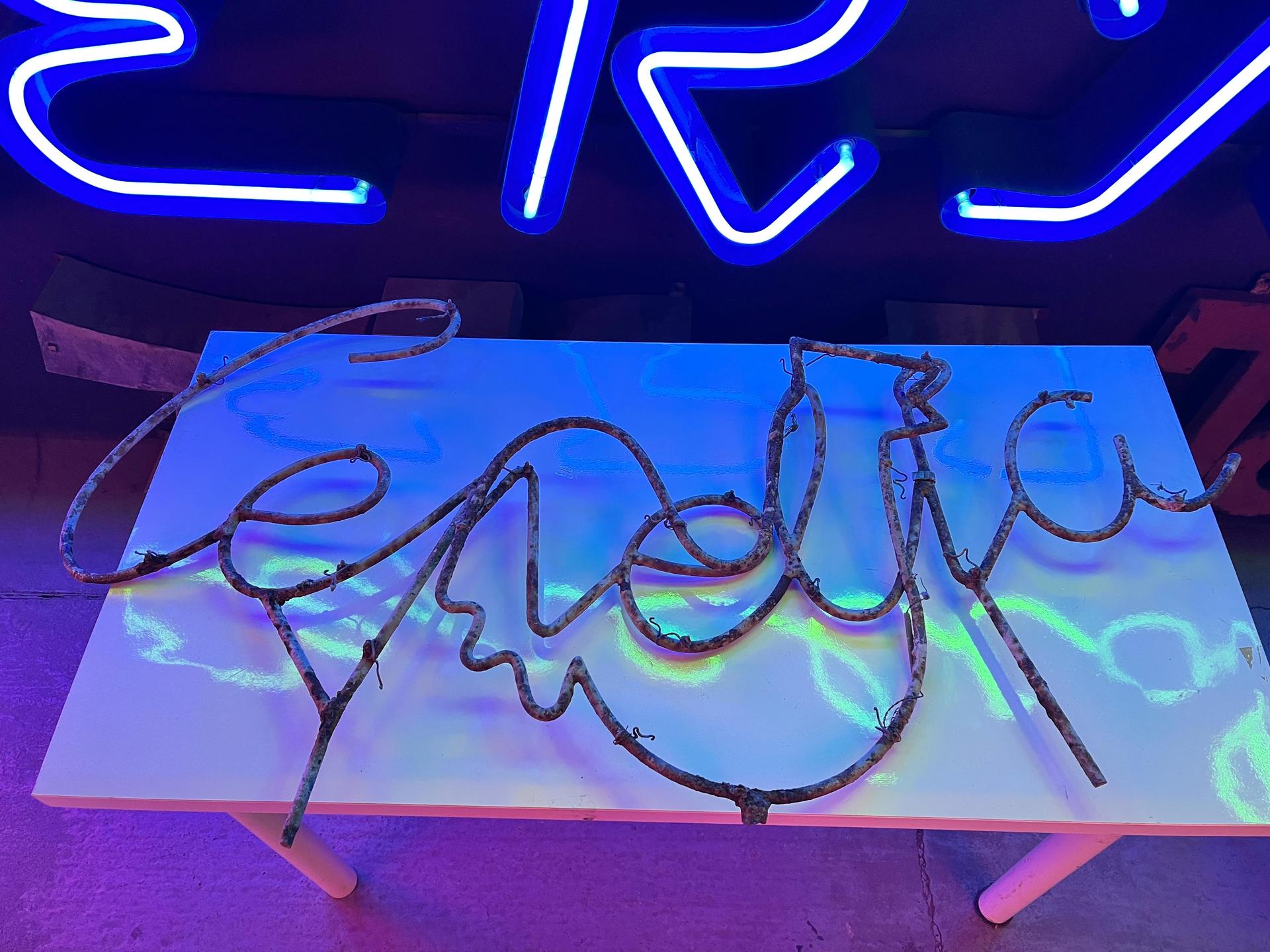 Odnalezione neony w Pawilonie Cepelii - zdjęcia. Trafią do Muzeum Neonów w Warszawie
