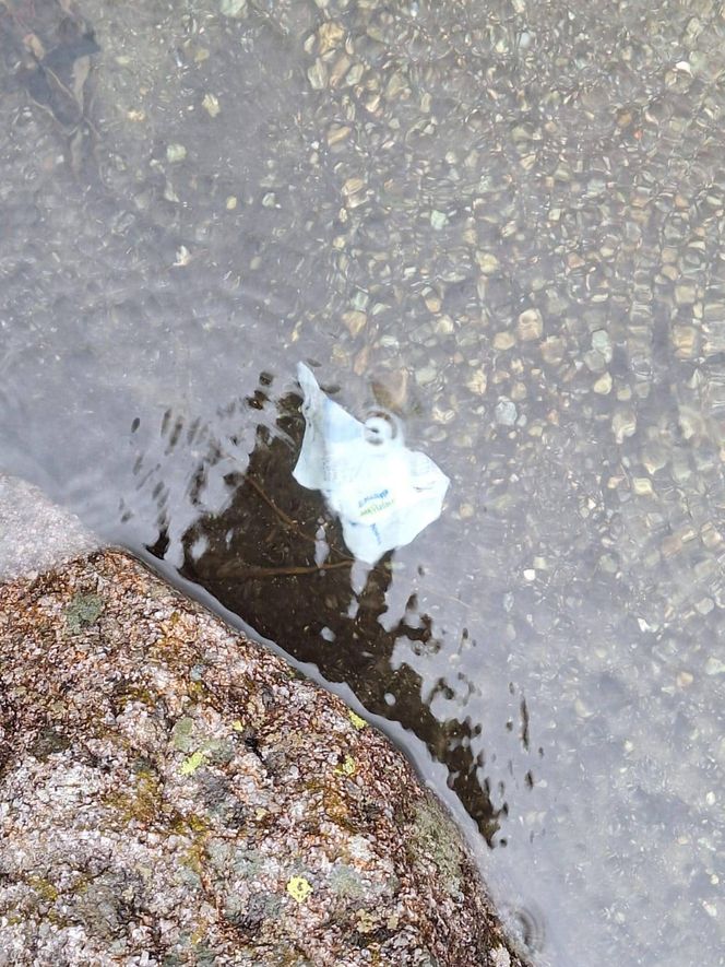 Morskie Oko zaśmiecone jak nigdy. To sprawka turystów. TPN opublikował zdjęcia.
