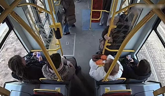 Szokujące sceny z tramwaju w Warszawie. Opublikowano właśnie nagranie. „Trzymaj się mocno”