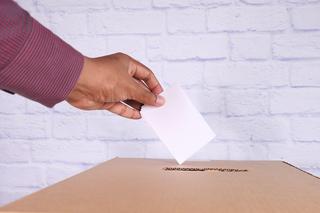 Wybory parlamentarne 2023. Odmowa odebrania którejkolwiek karty do głosowania musi być odnotowana