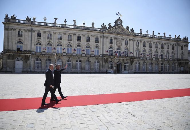 Tusk Macron