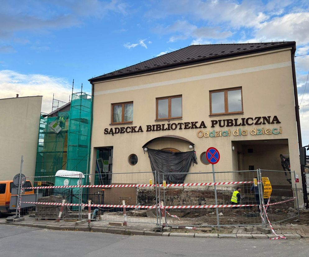Remont oddziału dla dzieci biblioteki. Na razie zburzyli schody. Kiedy ponowne otwarcie?