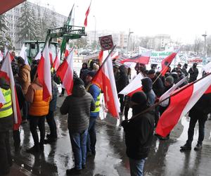 Protest rolników przed Urzędem Wojewódzkim w Kielcach