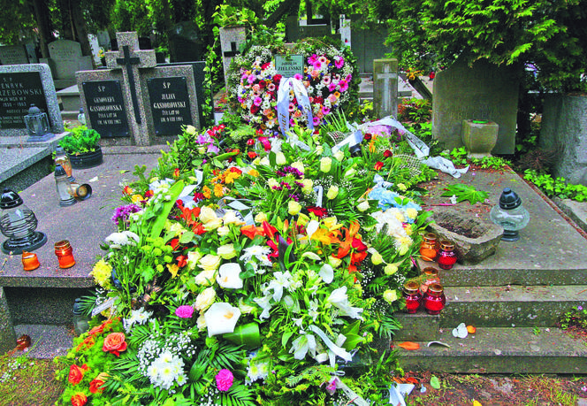 Grób Jarosława Zielińskiego utonął w kolorowych kwiatach 