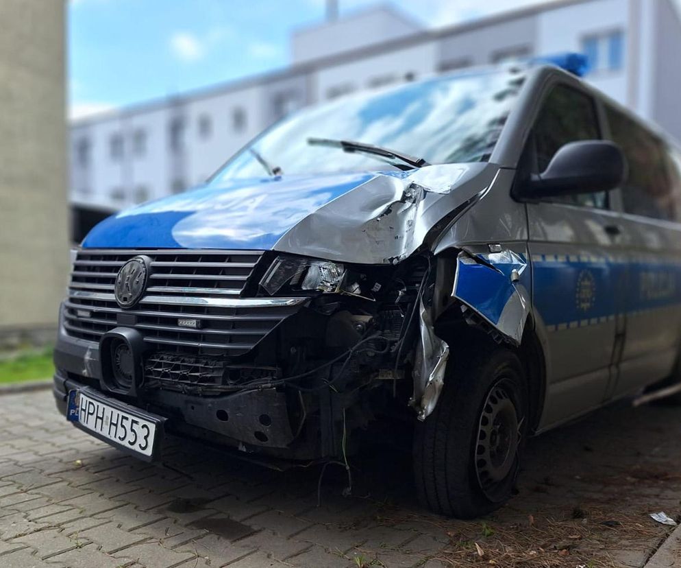 Kobiety, alkohol i rozbity radiowóz. Policjanci z Płońska usłyszeli zarzuty.