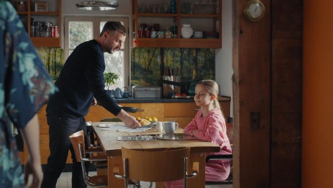 M jak miłość, odcinek 1869. Natalka (Dominika Suchecka), Bartek (Arkadiusz Smoleński), Hania (Wiktoria Basik)