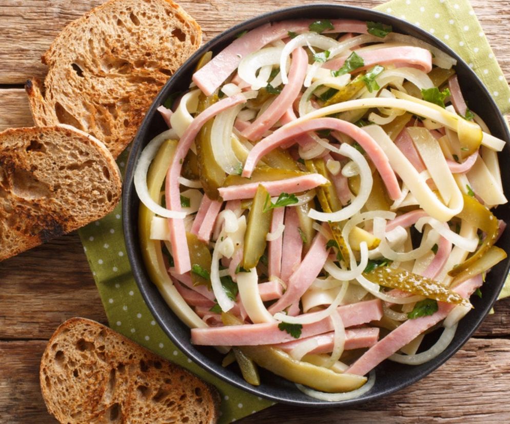 Sałatka szwajcarska z szynki i sera - sycąca i prosta. Zrobisz ją w 15 minut!