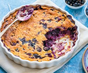 Lekki placek z borówkami: przepis na clafoutis z borówką amerykańską
