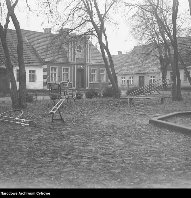 Budynki mieszkalne. Na pierwszym planie plac zabaw Towarzystwa Przyjaciół Dzieci. 1968