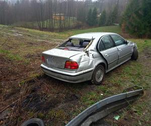 Janowice. Kierowca bmw przeszarżował na śliskiej drodze. Drzewa uratowały go przed katastrofą