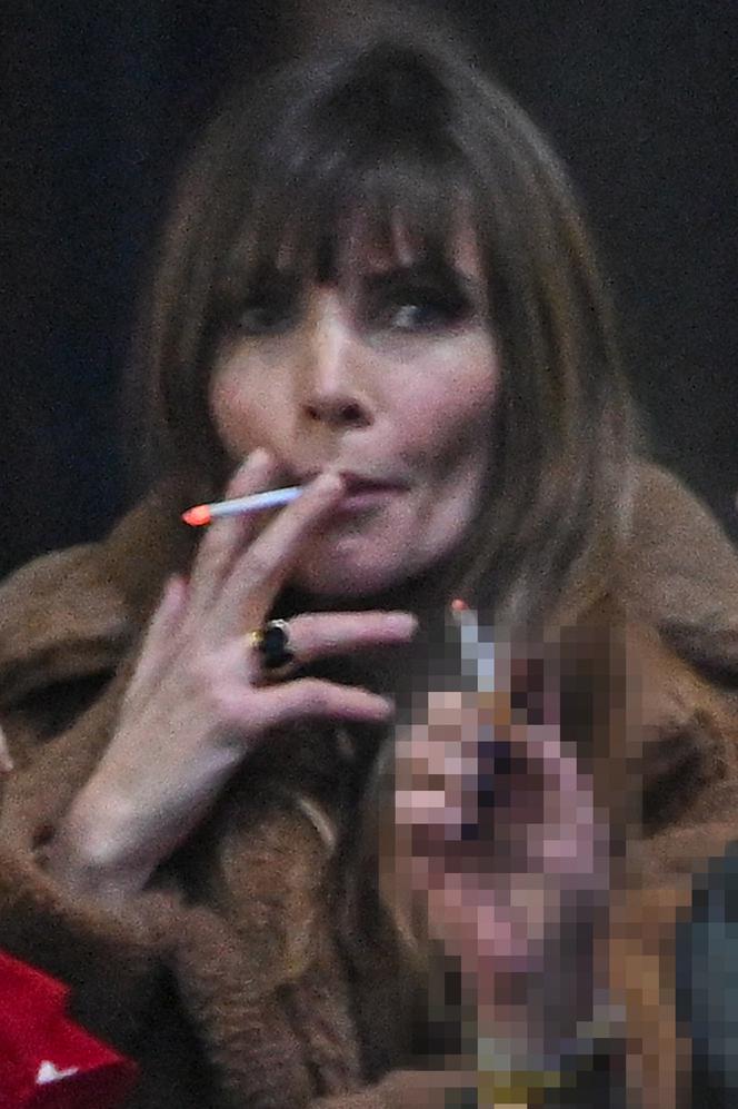 Agnieszka Dygant pali papierosy