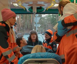 Na sygnale, odc. 689. Beata (Justyna Sieniawska), Dobromir (Kamil Błoch), Romek (Izydor Łobacz), Artur (Tomasz Piątkowski), Britney (Paulina Zwierz), Wiktor (Wojciech Kuliński) 