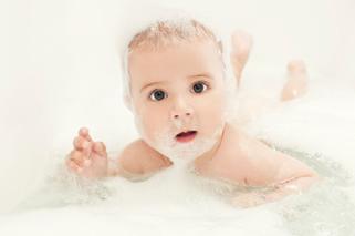 Kąpiel niemowlaka. Zabawy w wannie wspomagają rozwój dziecka