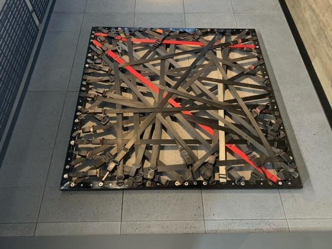 Maszyna losująca węgiel w galerii Dagma Art. To instalacja artystyczna Michała Rejnera