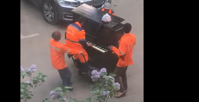 Wywozili śmieci i dali koncert na żywo. Równocześnie ciągnęli foretpian i grali piosenkę [VIDEO]