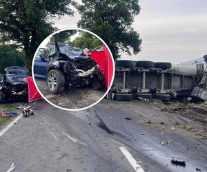 Audi zmiażdżone, ciężarówka na boku. 48-letnia kobieta zginęła w tragicznym wypadku 