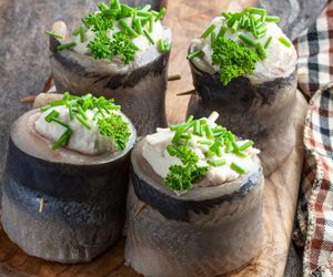 Śledzie po kociewsku – nadziewane pastą z makreli i grzybów. Tradycyjna przekąska w obłędnym wydaniu