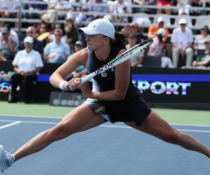 Iga Świątek - Qinwen Zheng Transmisja TV WTA Cincinnati Gdzie oglądać mecz Świątek - Zheng STREAM ONLINE LIVE 17.08.2023 Iga Świątek w TV dzisiaj