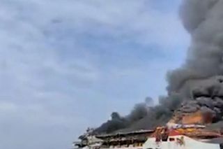 Pożar promu wycieczkowego. Ludzie skakali do wody, wszystko się nagrało! Pomocy, płoniemy na morzu