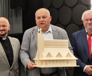 Makieta kościoła przed kościołem