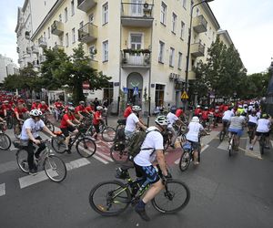 Biało-czerwonym peletonem rowerzyści uczcili Powstanie Warszawskie 