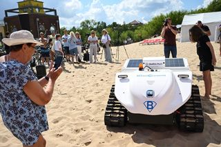 Autonomiczny robot będzie czyścił plażę w Gdańsku. BeBot będzie kopał w piasku i przesiewał śmieci