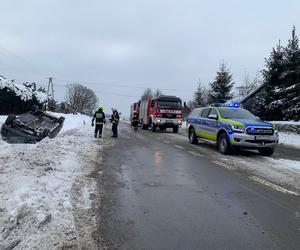 Zabłędza. Dachował w przydrożnym rowie, a nie mogli nigdzie go znaleźć. Tajemnicze zniknięcie kierowcy