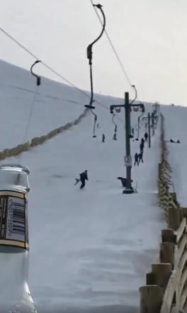 Snowboardzista na orczyku