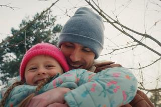 M jak miłość odcinek 1735 po wakacjach. Nadia (Mira Fareniuk), jej ojciec Dima (Michaił Pszeniczny)