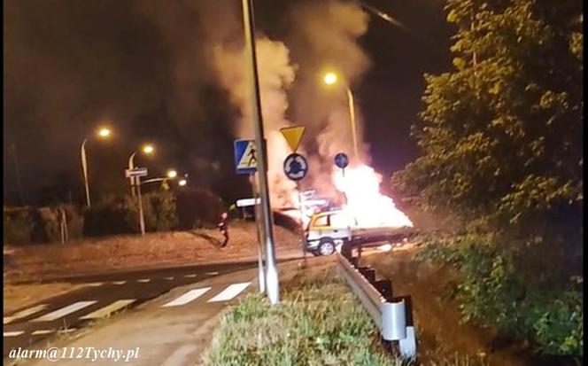 Tychy: Pożar samochodu na rondzie