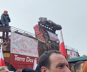 Protest rolników we Wrocławiu. Strajk wymyka się spod kontroli. Urząd Wojewódzki obrzucany jajkami