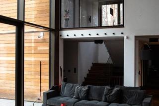 Tak mieszka znany fryzjer! Zajrzeliśmy do domu Maniewskiego. Jest elegancki, przestronny i designerski!