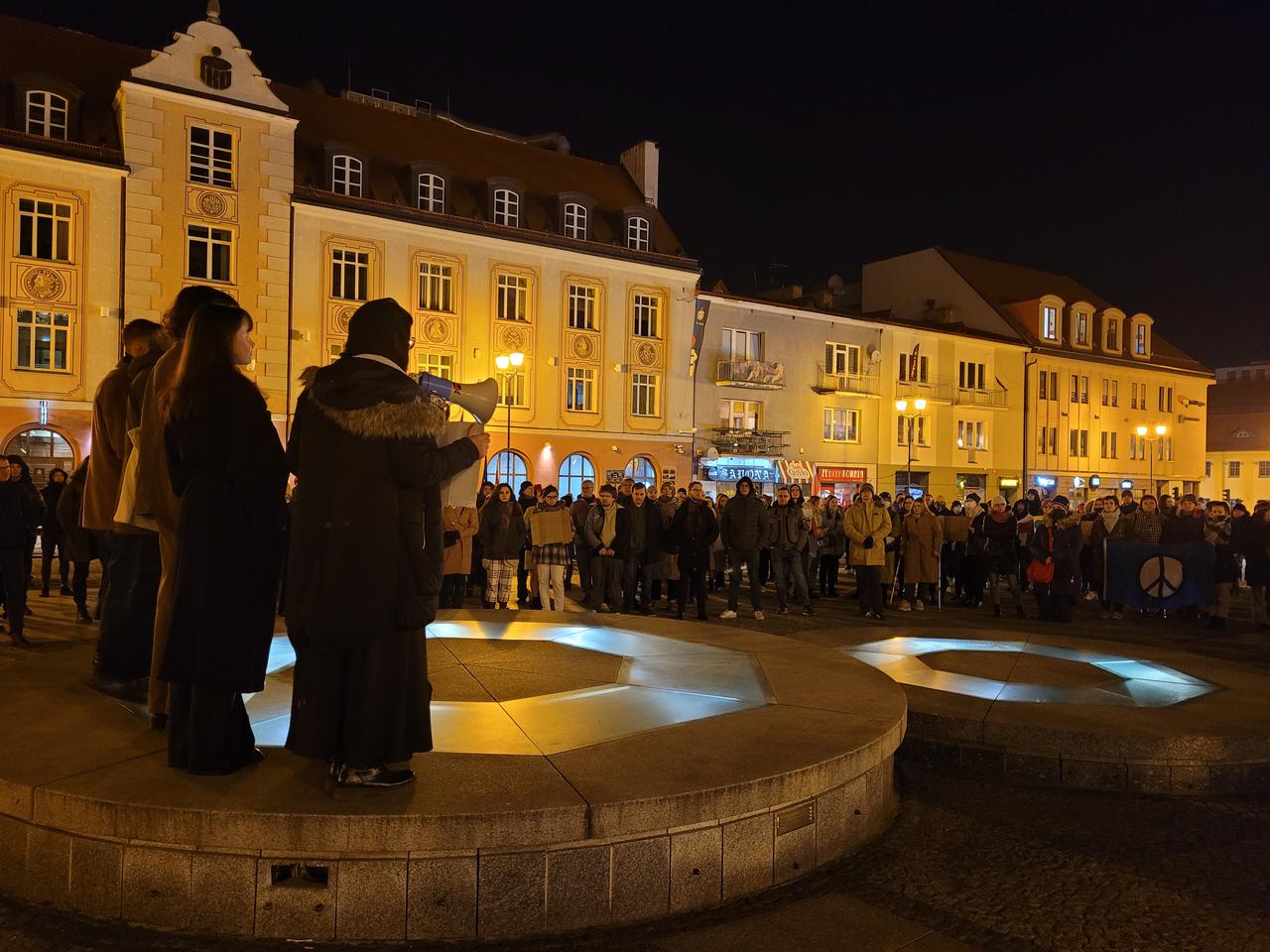 Manifestacja antywojenna na Rynku Kościuszki.  Na transparentach napisy: ''Precz z Putinem'' i ''Solidarni z Ukrainą''