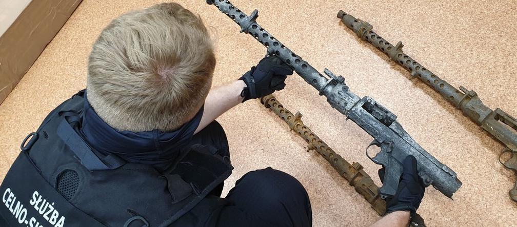 Niemieckie MG-34 w przesyłce kurierskiej. Miały trafić do Wielkiej Brytanii