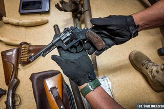 Sześciu gagatków posiadało nielegalną broń i amunicję? Sprawę bada kielecka policja