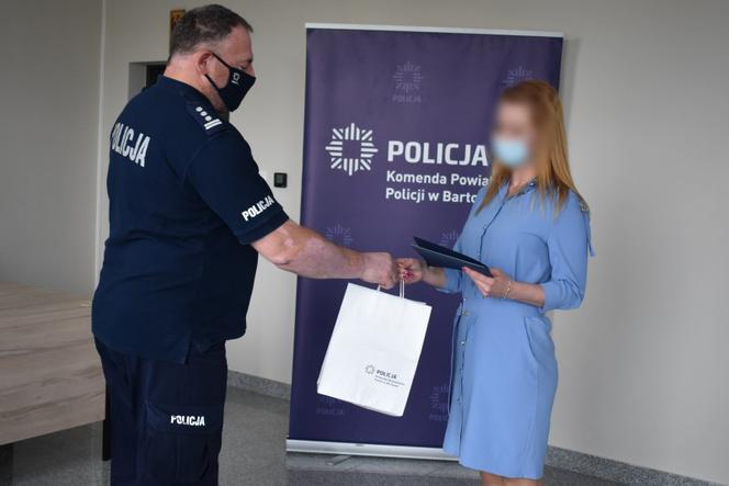 Taka sąsiadka to skarb! Powstrzymała włamywacza mimo że ją uderzył. Policja złożyła jej gratulacje