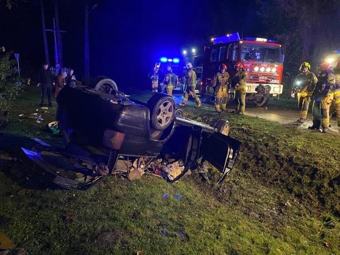 Lubelskie: Dwie osoby utknęły we wraku samochodu. Na pomoc ruszyli strażacy