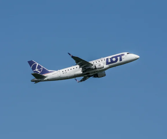 Samolot LOT-u wypadł z pasa. Czasowe zamknięcie lotniska