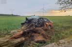 Tragedia pod Skierniewicami. 28-letni kierowca zginął po zderzeniu z drzewem
