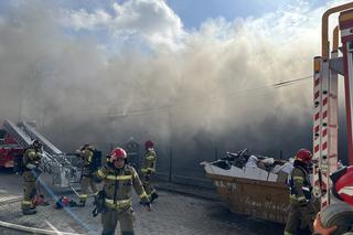 Gigantyczny pożar sali weselnej w Markach. Z ogniem walczy kilka zastępów straży pożarnej