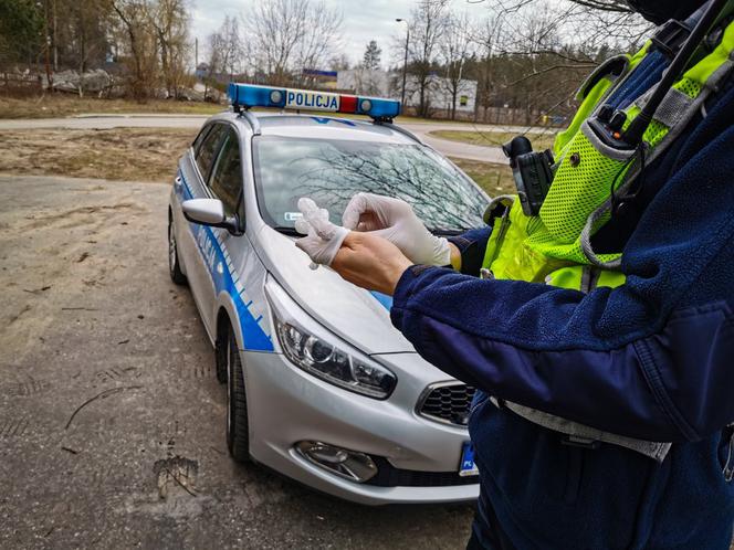 #ZostańWDomu. Policjanci sprawdzają, czy mieszkańcy przestrzegają kwarantanny