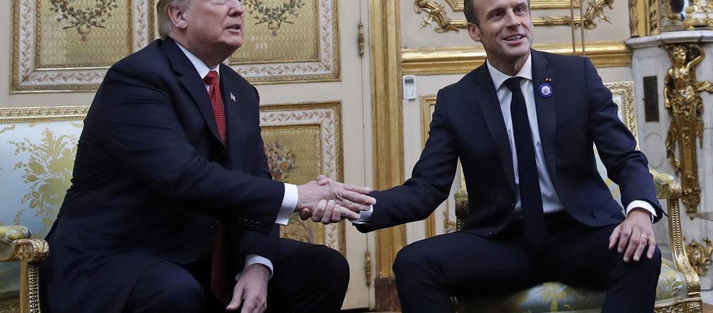 Święto pokoju w Paryżu. Trump w żelaznym uścisku Macrona.