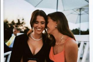 Roxie Węgiel w czarnej sukni na weselu. Czy tak wypada?