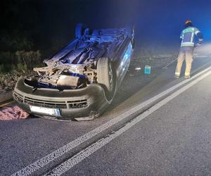 Nocne dachowanie w Brodach. Kierowca tłumaczył, że na drogę wybiegła sarna