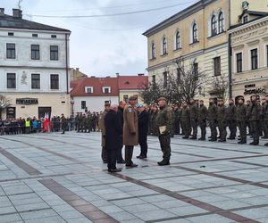 Wielka uroczystość wojskowa na Rynku w Tarnowie. Żołnierze 11. Małopolskiej Brygady Obrony Terytorialnej złożyli przysięgę 