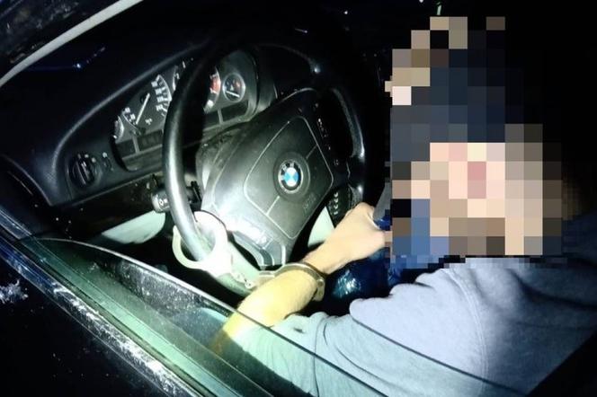 Miał sądowy zakaz prowadzenia i być naćpany. Tak kierowca BMW wiózł imigrantów