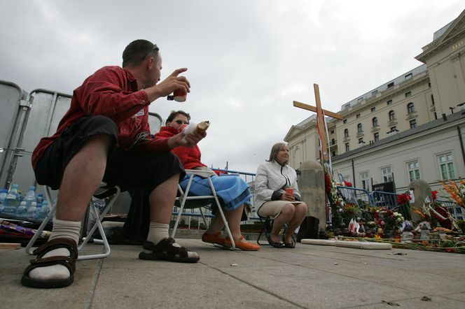 15. rocznica katastrofy smoleńskiej. Burzliwa historia krzyża sprzed Pałacu Prezydenckiego