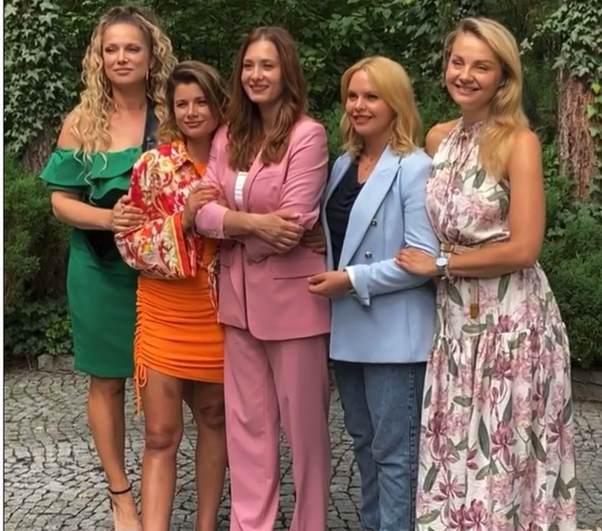 Przyjaciółki 18 sezon, Patrycja (Joanna Liszowska), Inga (Małgorzata Socha), Anka (Magdalena Stużyńska), Zuza (Anita Sokołowska), Dorotka (Agnieszka Sienkiewicz)