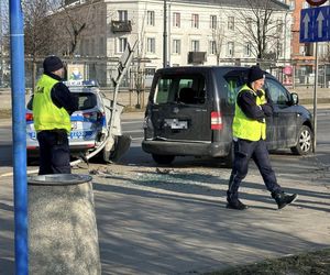 Kolizja zablokowała ruch na skrzyżowaniu. W rozpędzony radiowóz uderzył drugi samochód