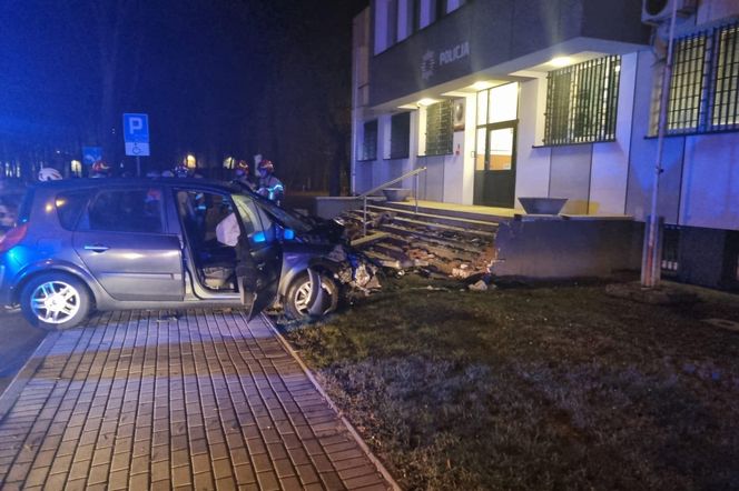 Tarnów. 75-latek wjechał samochodem w komisariat policji. Dwie osoby w szpitalu